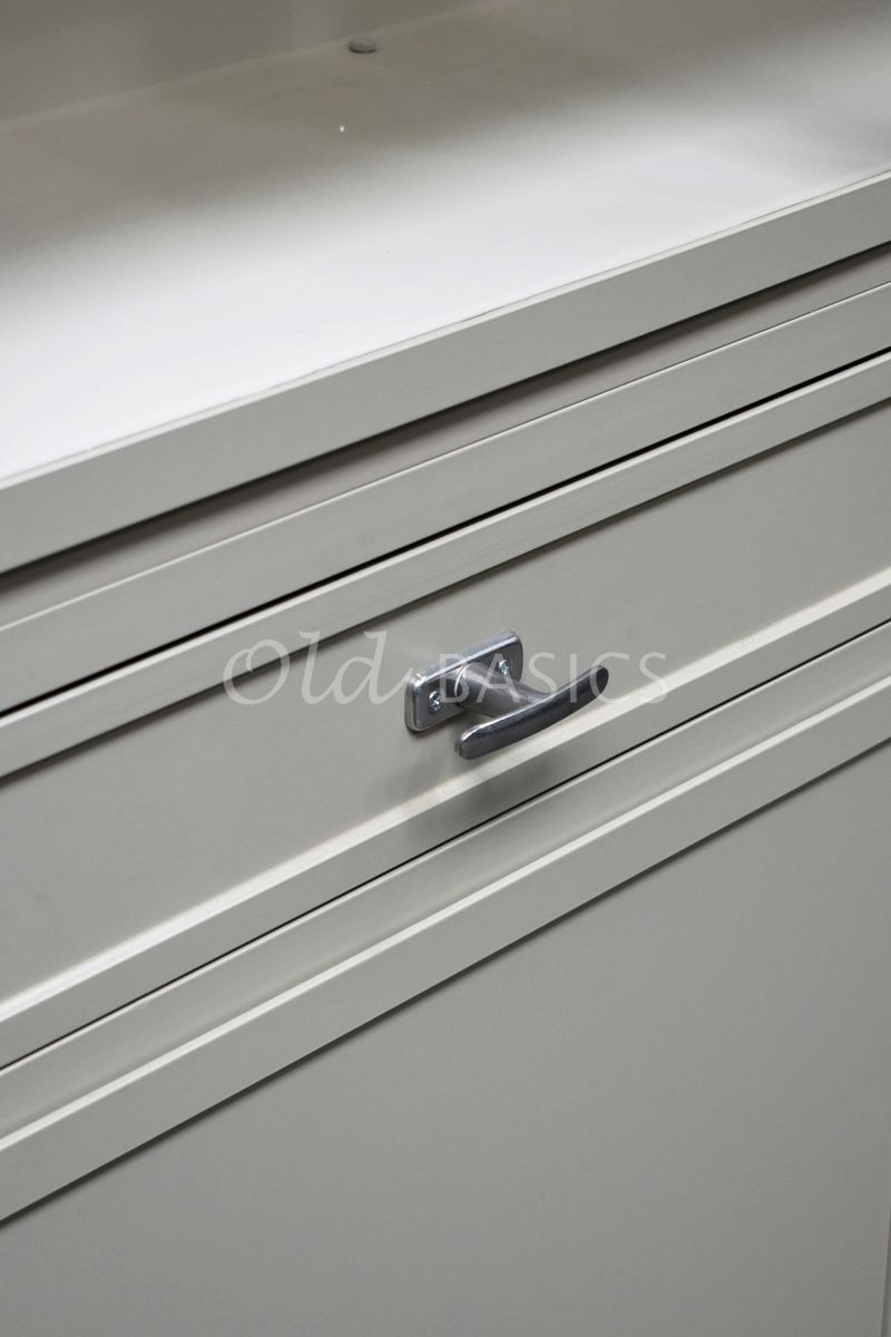 Detail van Apothekerskast Ferro, 3 deuren, RAL7032, grijs, groen, materiaal staal